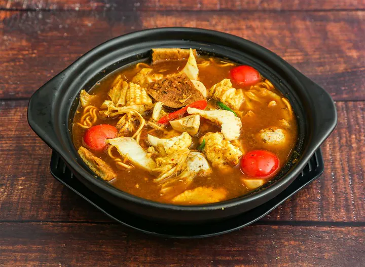 Clay Pot Tom Yam Seafood Yee Mee