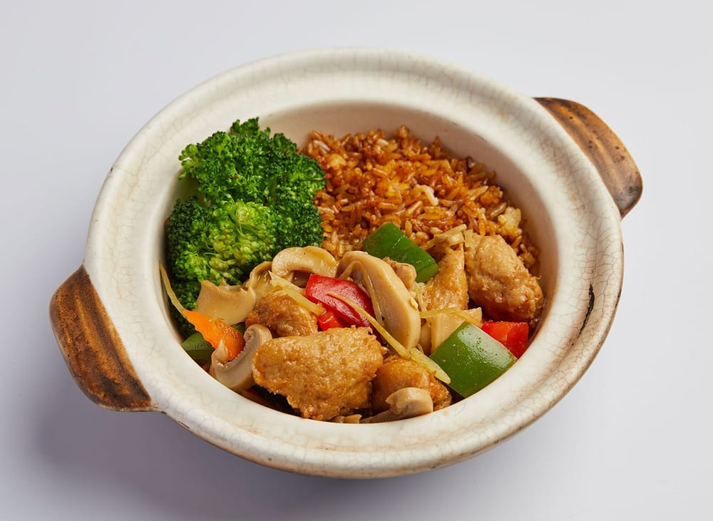 Claypot Chicken Cube Rice 砂煲鸡丁饭