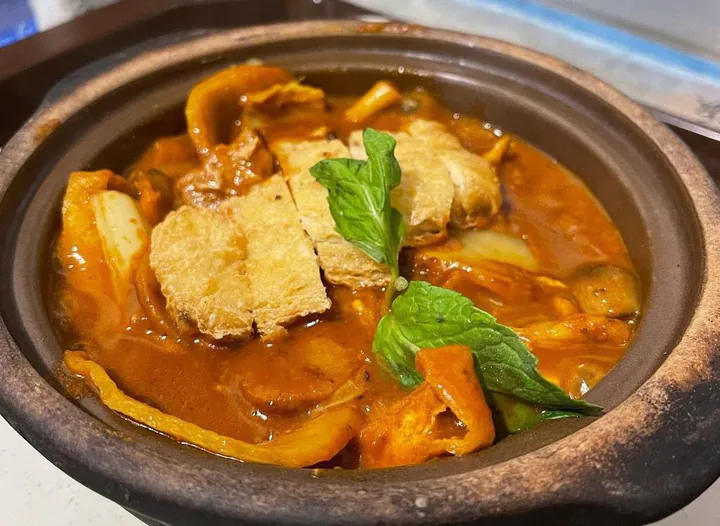 S3 VEGAN INDIA STYLE RED CURRY CLAY POT