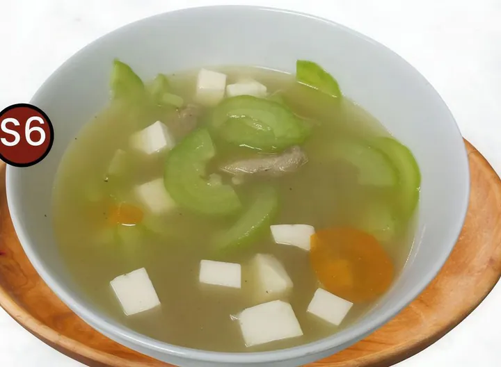 S6. 素瘦肉苦瓜豆腐汤 Vege Meat Bittergoud Soup