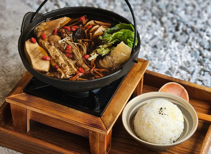 Revitalising Herbal Mushroom Hotpot 本草藥膳養生煲