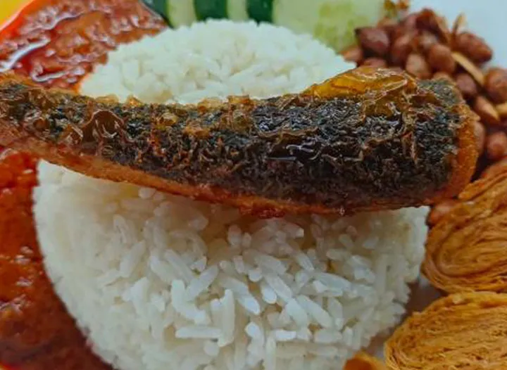 素魚椰漿飯 Nasi Lemak With Fish
