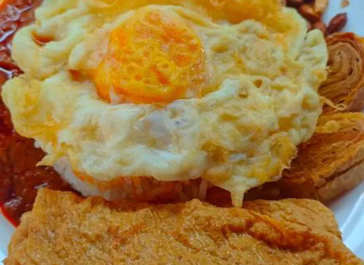 煎蛋+椰漿飯 Nasi Lemak With Egg