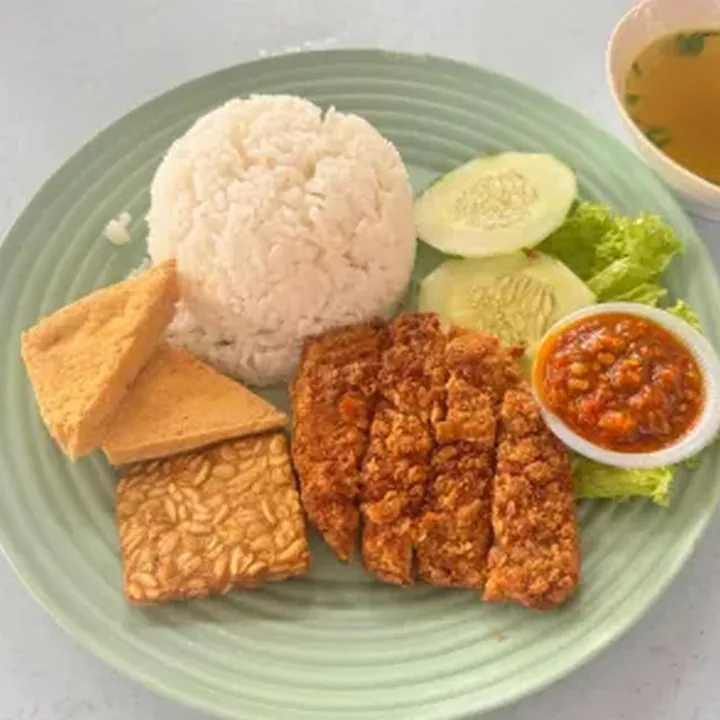 Nasi Ayam Penyet 素Penyet鸡饭